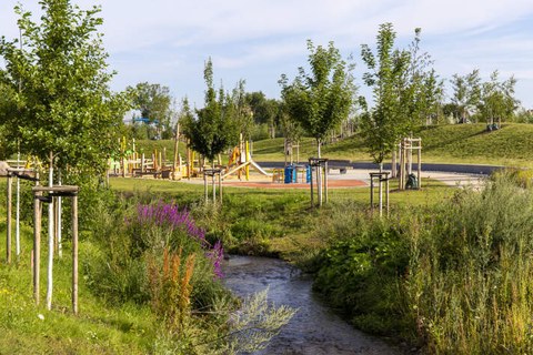 Spielplatz Neubau in der Gera-Aue mit Wasser im Vordergrund