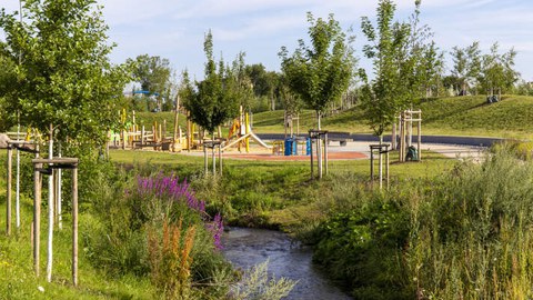 Spielplatz Neubau in der Gera-Aue mit Wasser im Vordergrund