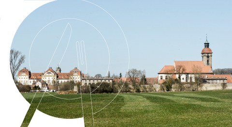Das Residenzschloss Ellingen. Im Vordergrund der Hofgarten mit den beiden Orangeriegebäuden.