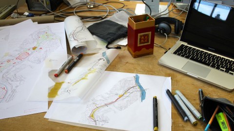 typischer Arbeitsplatz von Studierenden der Landschaftsarchitektur mit Skizzienpapier, Stiften und Computer