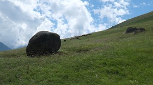 Foto aus dem Kaukasus mit Felsen und einer Schafherde