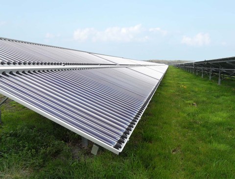 Foto einer Photovoltaikanlage auf einer Wiese