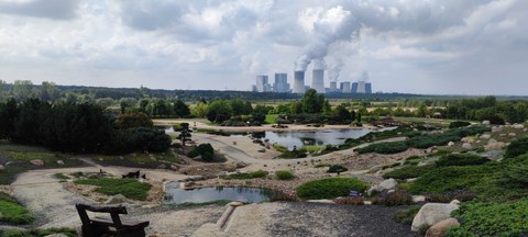 Foto mit Blick über den Findlingspark Nochten und dem Kraftwerk im Hintergrund