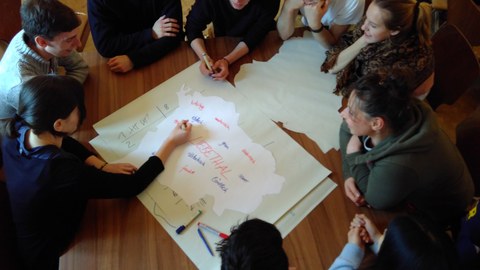 Foto von Studierenden beim Erstellen einer Mind-Map zum Projektgebiet der Intensivwoche