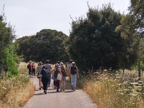 Foto von Studierenden auf dem Weg zum Projektgebiet in Berchidda/Sardinien.