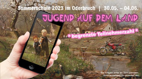 Collage einer dörflichen Landschaft mit Fluss und Simson-Moped und einem Handy mit Puppen auf dem Bildschirm davor