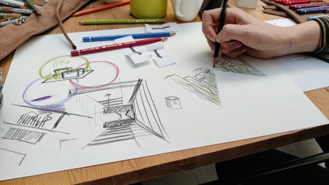 Foto einer Skizze mit Bleistift auf einem Arbeitstisch