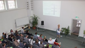 Die Abbildung zeigt ein Foto eines Vortrages während der Planergespräche 2013.