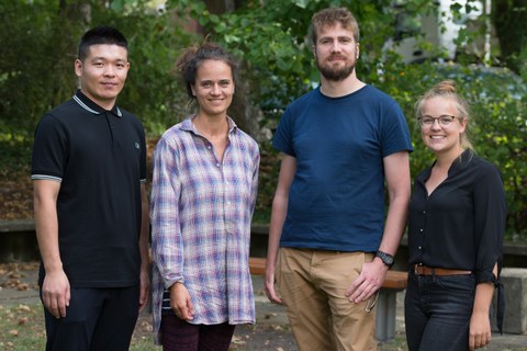 Gruppenfoto auf der grünen Wiese der Promovierenden des Lehrgebiets Landschaftsplanung