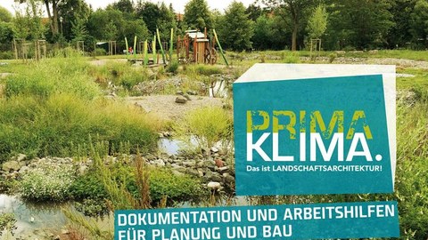 Foto eines Spielplatzes mit Grün, Wasser und Bäumen und dem Schriftzug Prima Klima. Das ist Landschaftsarchitektur - Dokumentation und Arbeitshilfen für Planung und Bau