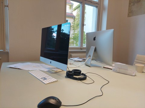 Foto: Arbeitsplatz mit Bildschirm, Maus und Tastatur
