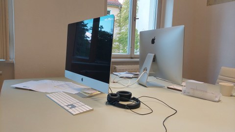 Foto: Arbeitsplatz mit Bildschirm, Maus und Tastatur