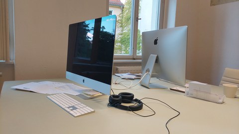 Foto: Arbeitsplatz mit Bildschirm, Maus und Tastatur