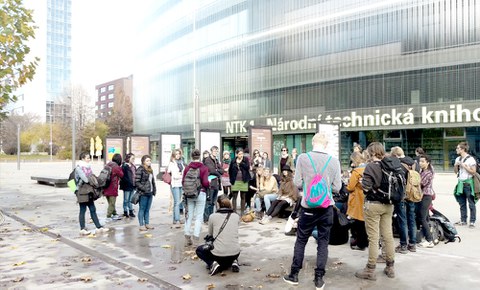 Foto einer Gruppe von Studierenden vor einem polnischen Kaufhaus