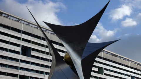 Stahl-Skulptur vor einem Gebäude