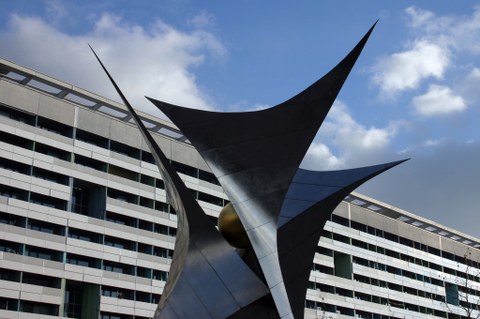 Stahl-Skulptur vor einem Gebäude
