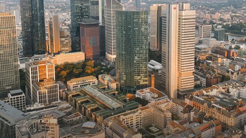 Das Bild zeigt die Skyline von Frankfurt.