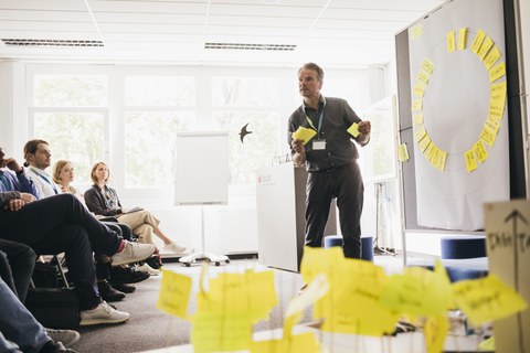 Prof. Jörg Rainer Noennig moderiert am Flipchart, links Zuhörende 