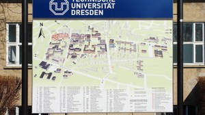  Informationstafel über die Lage der Gebäude auf dem Campus der TU Dresden.