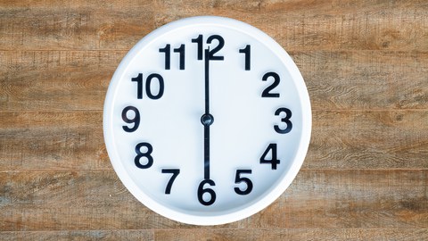 uhr-auf-holz-hinte