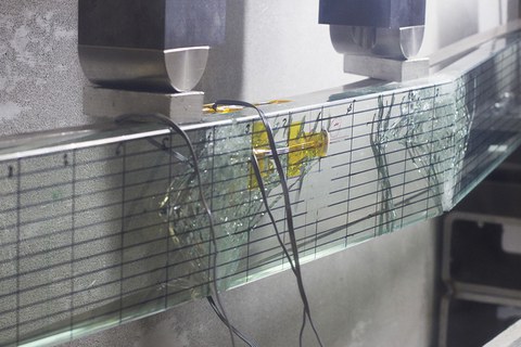 Post-tensioned glass beam test