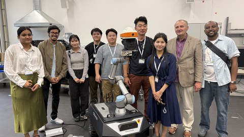 Gruppenfoto der Forschungsgruppen der TU Dresden und der Sungkyunkwan-Universität (SKKU) unter Leitung von Prof. Seunghee Park an der mobilen Roboterplattform während der SMAR 2026 Konferenz