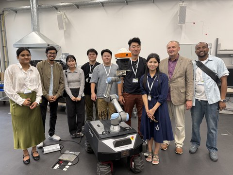 Gruppenfoto der Forschungsgruppen der TU Dresden und der Sungkyunkwan-Universität (SKKU) unter Leitung von Prof. Seunghee Park an der mobilen Roboterplattform während der SMAR 2026 Konferenz