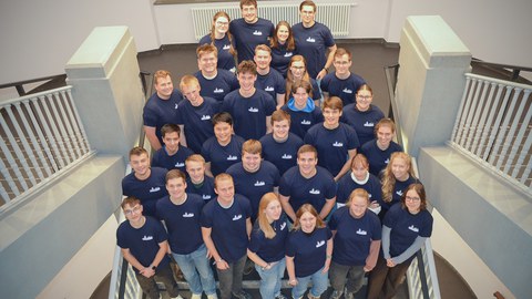 Gruppenbild auf der Treppe im Beyerbau 