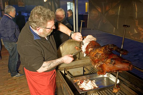 Buffet mit Spanferkel über dem Holzgrill