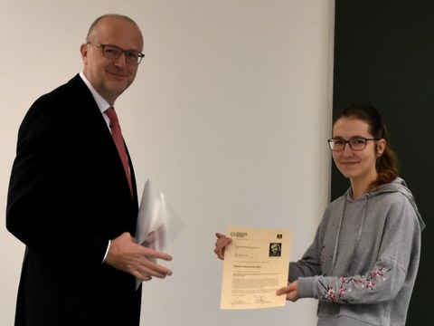 Übergabe der Urkunde des Johann-Ohde-Preises von Professor Ivo Herle an Selma Schmidt