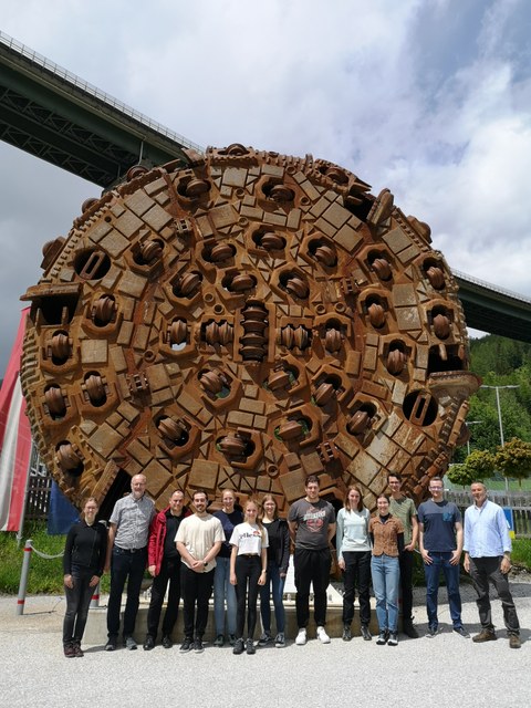 Exkursionsgruppe vor den BBT Tunnelwelten Steinach