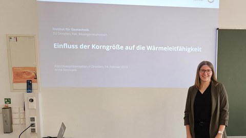 Frau Simmank vor der Titelfolie ihrer Präsentation