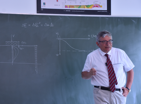 Vortrag von Prof. Tamagnini zur Modellierung von Geotechnischen Problemstellungen mit Macroelementen
