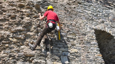 Kletterer an Natursteinwand