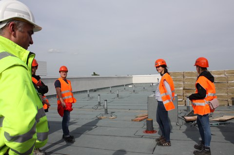 Studenten auf der Baustelle der Heinrich Heine Universität in Düsseldorf