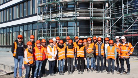 Gruppenbild auf der Baustelle Amprion in Dortmund