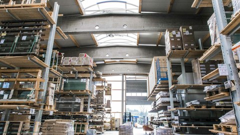 Blick in eine Produktionshalle der Lindner Group