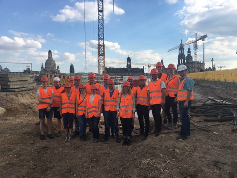 Gruppenbild auf der Baustelle der Augustusbrücke