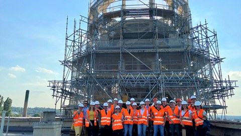 Gruppenbild der Teilnehmer der Exkursion des Alumni-Vereins zum Beyer-Bau.