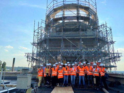 Gruppenbild der Teilnehmer der Exkursion des Alumni-Vereins zum Beyer-Bau.
