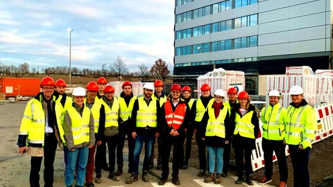 Gruppenbild Alumni-Exkursion Baustelle Bosch Halbleiterwerk