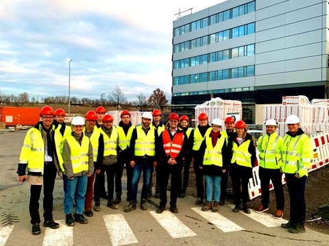 Gruppenbild Alumni-Exkursion Baustelle Bosch Halbleiterwerk
