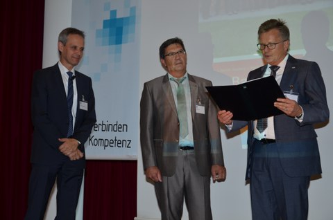 Peter Jehle erhält die Ehrenplakette des VDI