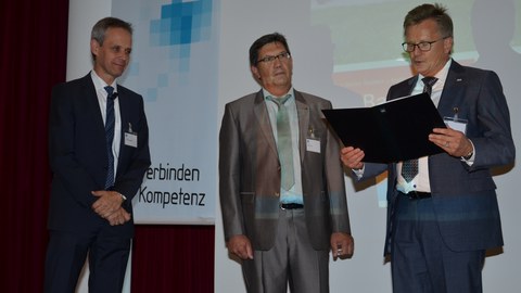 Peter Jehle erhält die Ehrenplakette des VDI