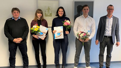 Gerd Baumann, Niederlassung Dreßler Bau GmbH Dresden, die Preisträger Lucy Witkowski, Sarah Mück und Julius Weidinger sowie Prof. Dr.-Ing. Jens Otto (v.l.n.r.)