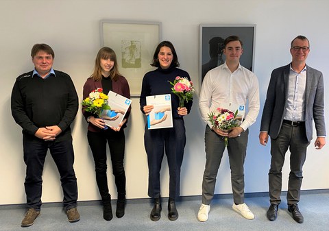 Gerd Baumann, Niederlassung Dreßler Bau GmbH Dresden, die Preisträger Lucy Witkowski, Sarah Mück und Julius Weidinger sowie Prof. Dr.-Ing. Jens Otto (v.l.n.r.)