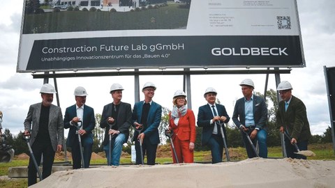 Das Bild zeigt den ersten Spatenstich für den Neubau des Construction Future Lab (CFLab) in Görlitz.