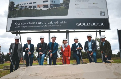 Das Bild zeigt den ersten Spatenstich für den Neubau des Construction Future Lab (CFLab) in Görlitz.