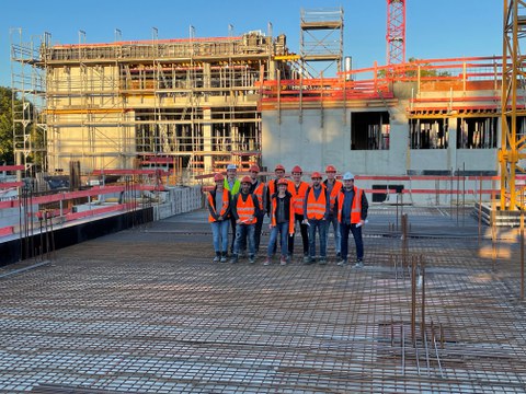 Gruppenbild von Studierenden auf der Baustelle REWE-Haus Dresden