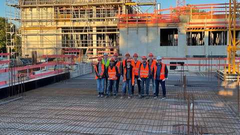 Gruppenbild von Studierenden auf der Baustelle REWE-Haus Dresden